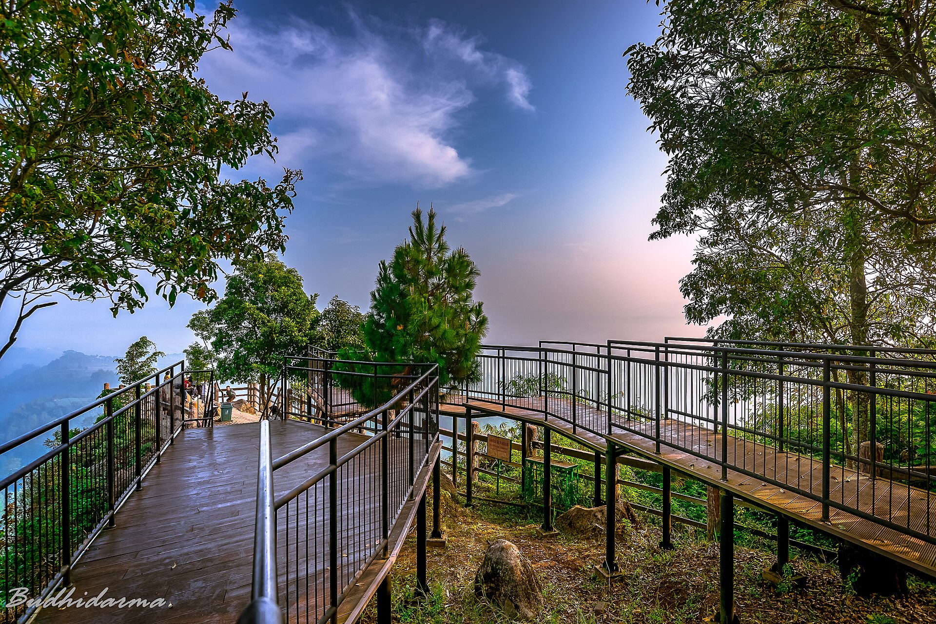 Tebing Keraton: Menatap "Negeri di Atas Awan"